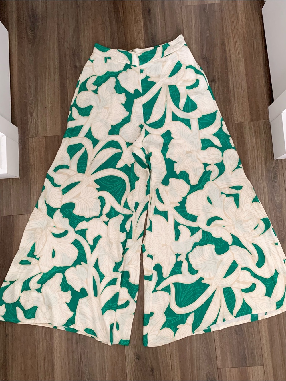 Mint Velvet Two-Piece Floral Set in Cream & Green size L and US 10 - Picture 9 of 15